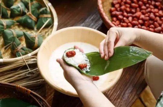 包粽子光滑的一面朝里还是朝外