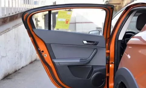 汽车车门撞变形了要走保险吗