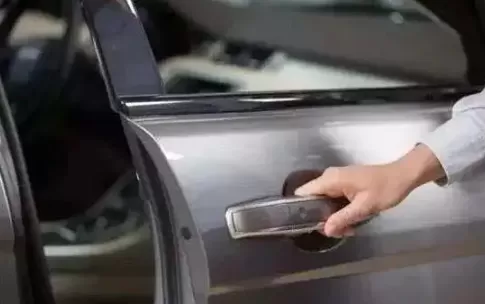 汽车车门撞变形了要走保险吗