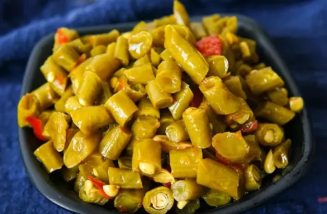 螺蛳粉酸豆角是用脚踩的吗