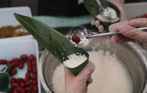 粽叶用哪面放糯米