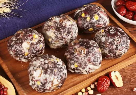 粘豆包放了三个月了变酸了还可以吃吗