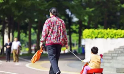 小孩可以跟老人一起睡吗