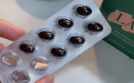 吃异维a酸面部潮红怎么办