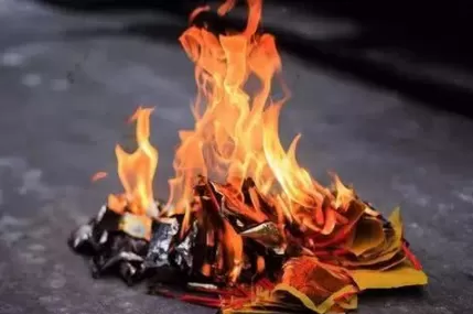 为什么清明节有人在十字路口烧纸2022