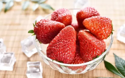 草莓有白色的霜像发霉了一样还能吃么3