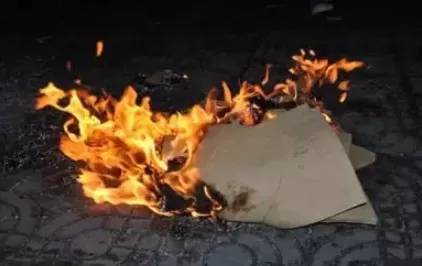 为什么清明节有人在十字路口烧纸2022