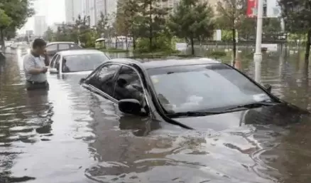 下暴雨车放在车库还是在外面