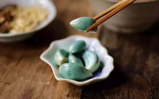 腊八蒜的醋要上火熬吗1