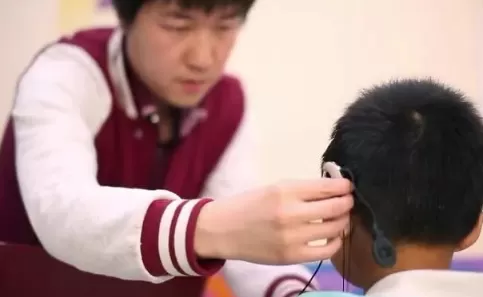 小孩子做了人工耳蜗怎么才能上普通小学