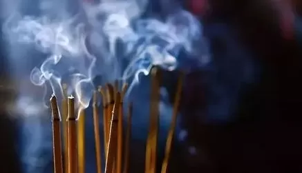 上香时被香灰烫了手是什么预兆