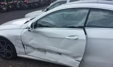 汽车车门撞变形了要走保险吗