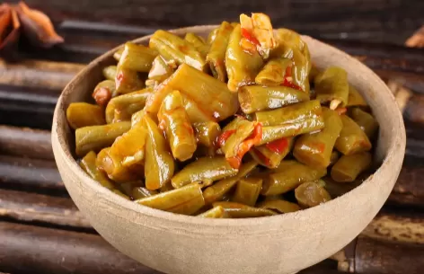 螺蛳粉酸豆角是用脚踩的吗