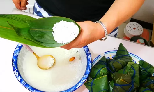 包粽子光滑的一面朝里还是朝外