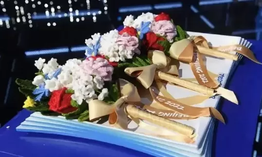 2022冬奥会颁奖用的花是鲜花还是绒花2