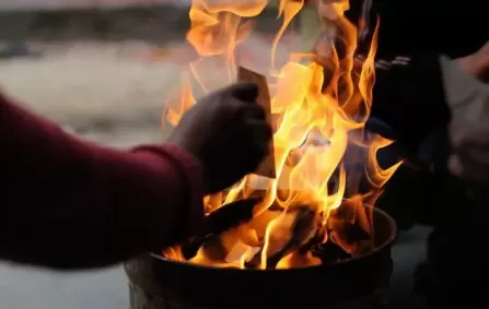 为什么清明节有人在十字路口烧纸2022