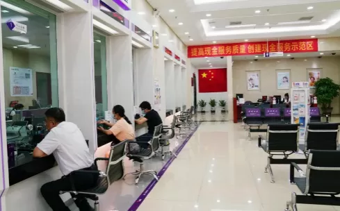 去银行存钱被忽悠买了保险到期能不能支出钱