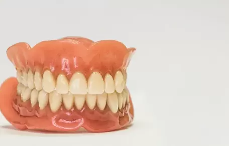 牙齿内侧突然掉了一块会自己好嘛