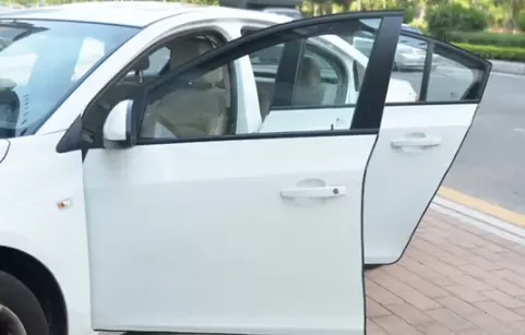 车门内饰板异响怎么解决