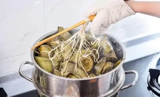 煮熟的粽子是立即拿出来还是继续泡
