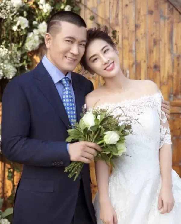 黄圣依曝婚变后与杨子同框直播 两人无任何交流画面尴尬