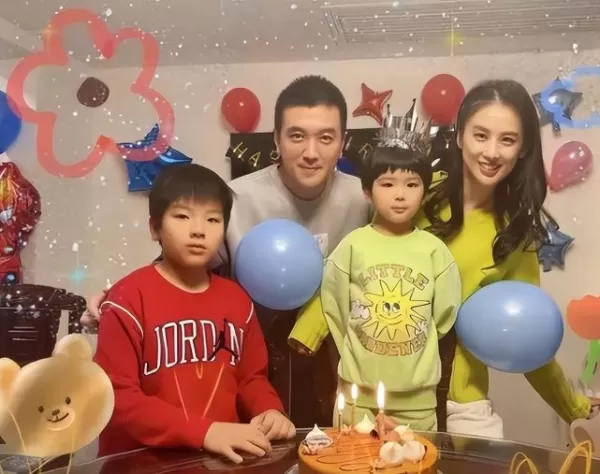 黄圣依曝婚变后与杨子同框直播 两人无任何交流画面尴尬