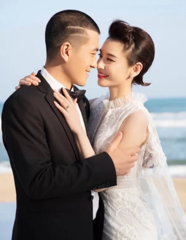 黄圣依曝婚变后与杨子同框直播 两人无任何交流画面尴尬