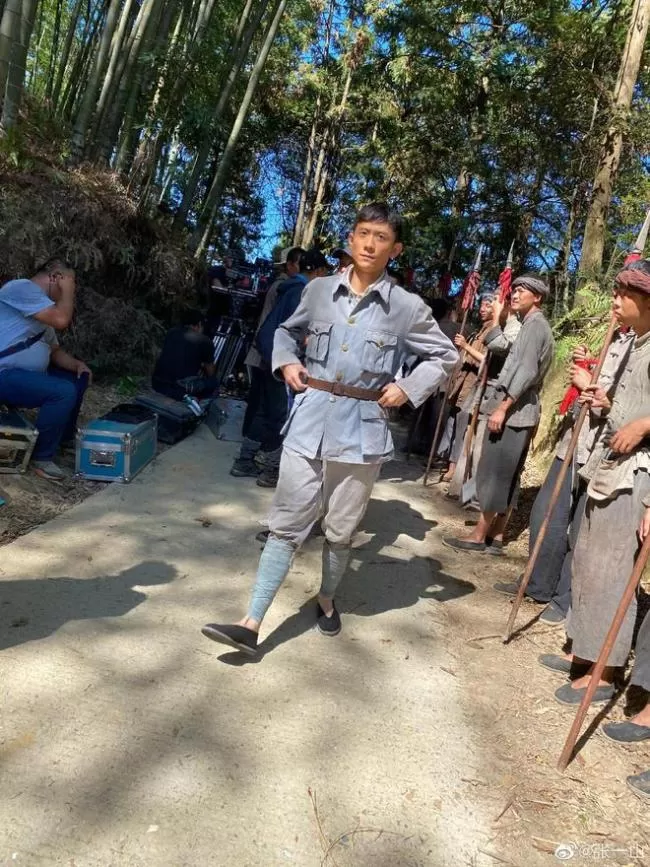 张一山晒《浴血荣光》片场照 扮革命军人无违和感