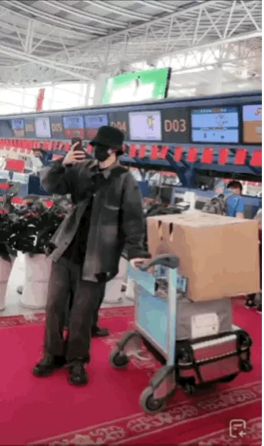 男演员机场视频曝光被吐槽“小牌大耍” 工作人员致歉