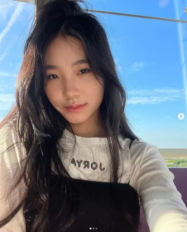 小S二女儿晒近照 14岁Lily穿运动装秀蛮腰 成熟漂亮有气质