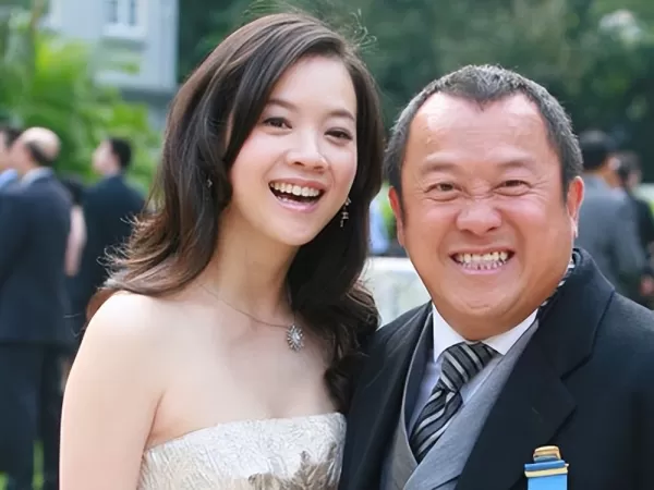 曾志伟回应亲吻26岁超模争议 称只是出于礼貌 女儿曾宝仪也回应