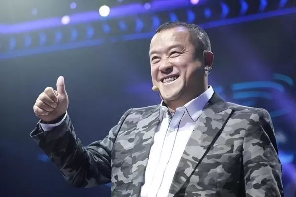 曾志伟回应亲吻26岁超模争议 称只是出于礼貌 女儿曾宝仪也回应