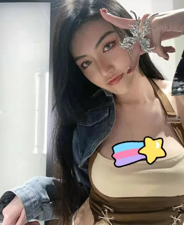 曾志伟回应亲吻26岁超模争议 称只是出于礼貌 女儿曾宝仪也回应