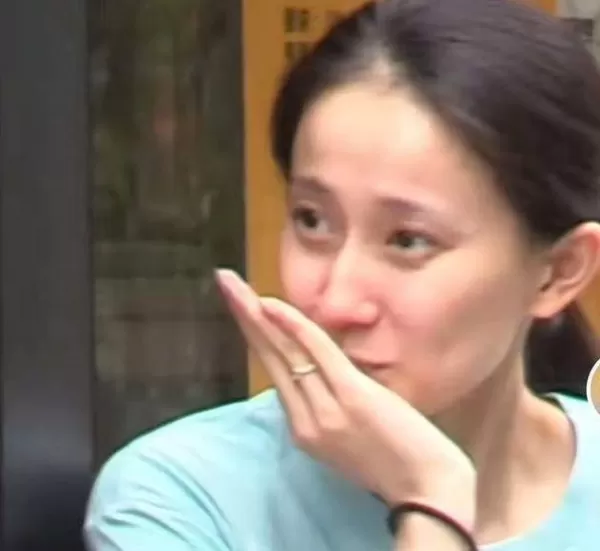 孙杨外出工作被拍无名指上戒指抢镜 被曝与张豆豆已领证结婚