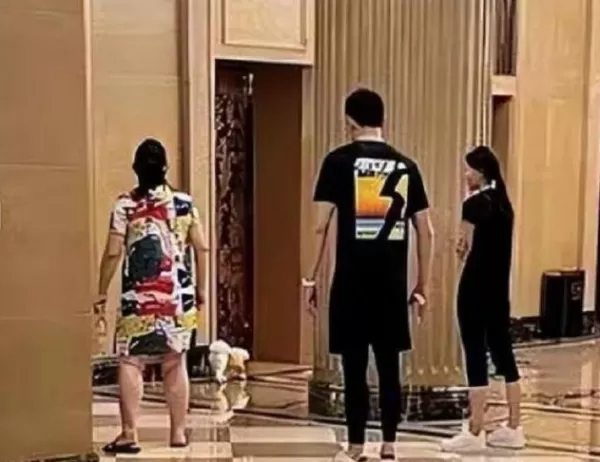 孙杨外出工作被拍无名指上戒指抢镜 被曝与张豆豆已领证结婚