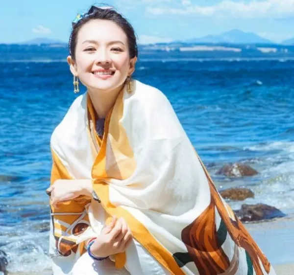 章子怡拍摄沙滩照爆出 看到章子怡没有p图的大腿