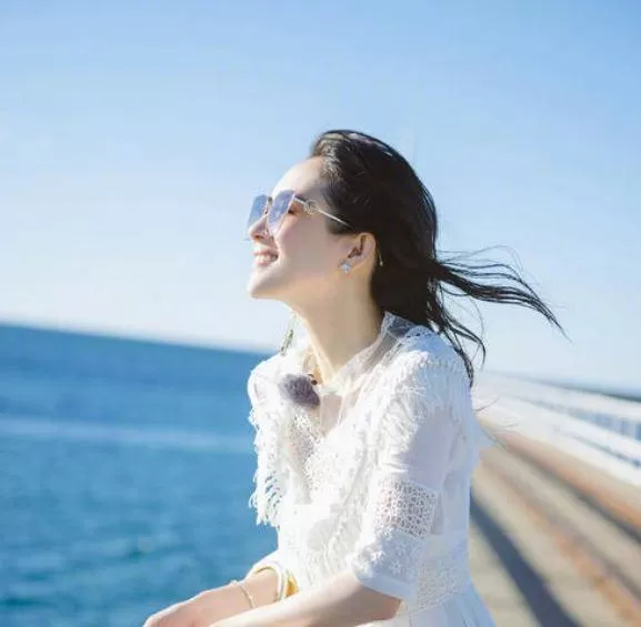 章子怡拍摄沙滩照爆出 看到章子怡没有p图的大腿