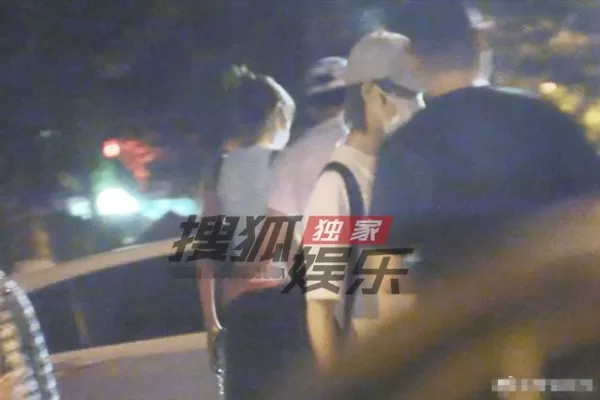 井柏然刘雯约会被拍 逛商场十指紧扣有说有笑