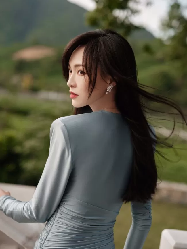 唐嫣穿紧身裙身材优势尽显 双腿纤细又修长