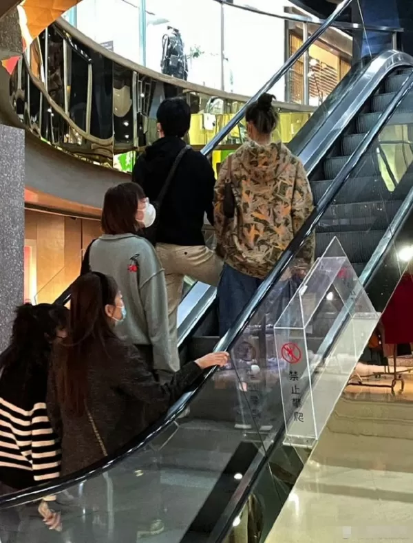 井柏然刘雯约会被拍 逛商场十指紧扣有说有笑