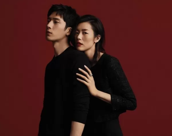 井柏然刘雯约会被拍 逛商场十指紧扣有说有笑