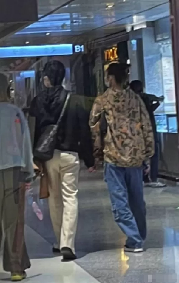 井柏然刘雯约会被拍 逛商场十指紧扣有说有笑