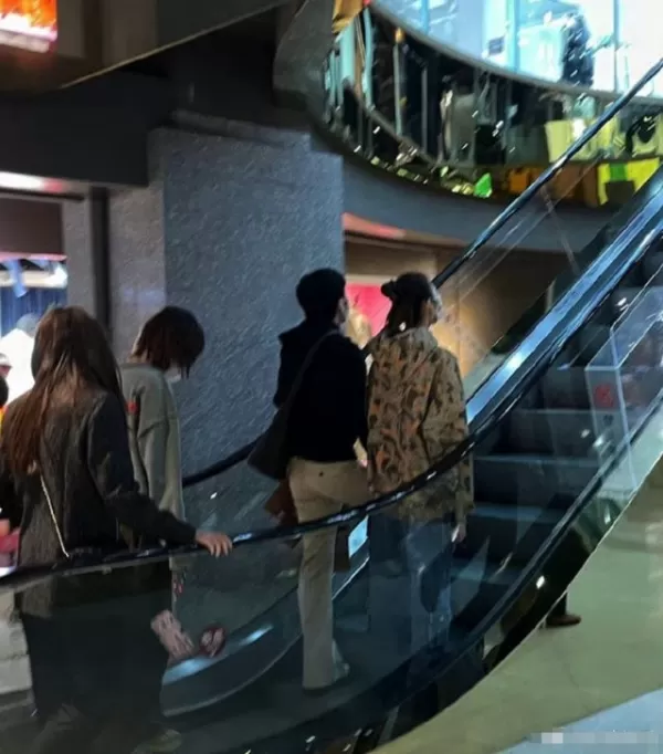 井柏然刘雯约会被拍 逛商场十指紧扣有说有笑