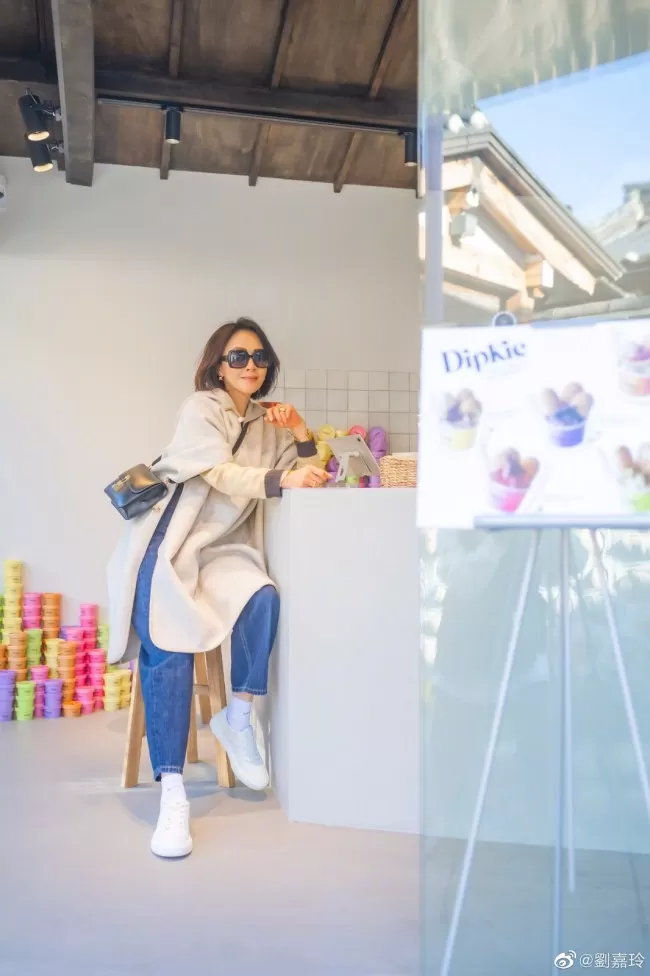 刘嘉玲秋日漫步韩屋村悠闲惬意