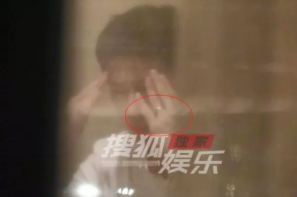 井柏然刘雯约会被拍 逛商场十指紧扣有说有笑