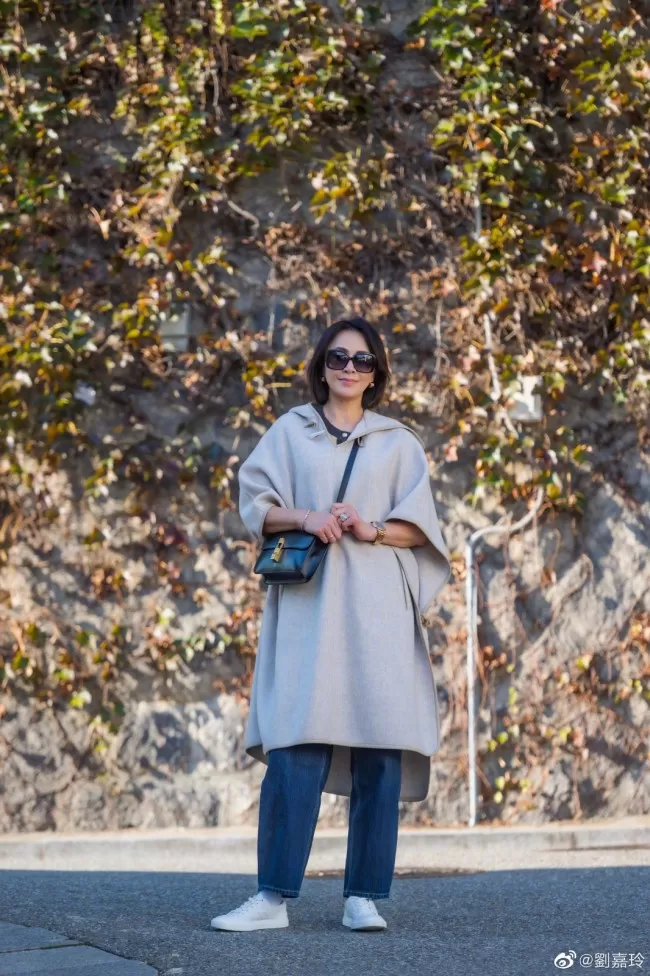 刘嘉玲秋日漫步韩屋村悠闲惬意