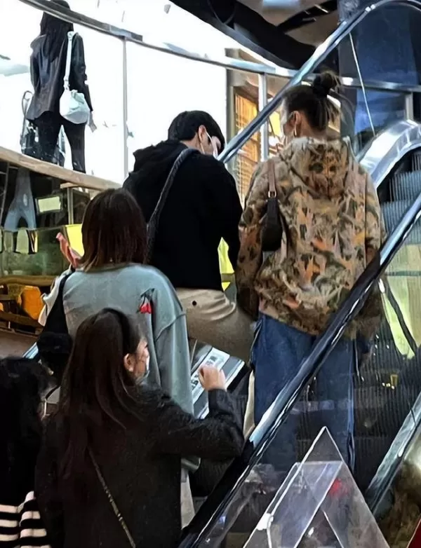 井柏然刘雯约会被拍 逛商场十指紧扣有说有笑