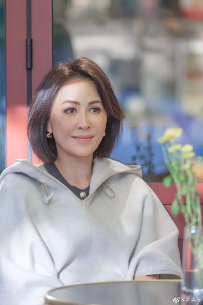 刘嘉玲秋日漫步韩屋村悠闲惬意