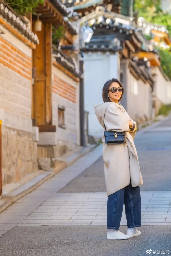 刘嘉玲秋日漫步韩屋村悠闲惬意