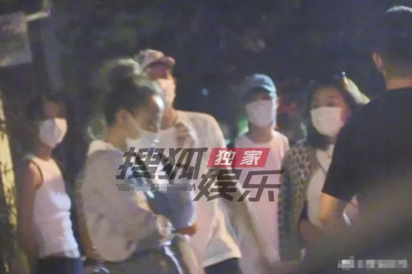 井柏然刘雯约会被拍 逛商场十指紧扣有说有笑